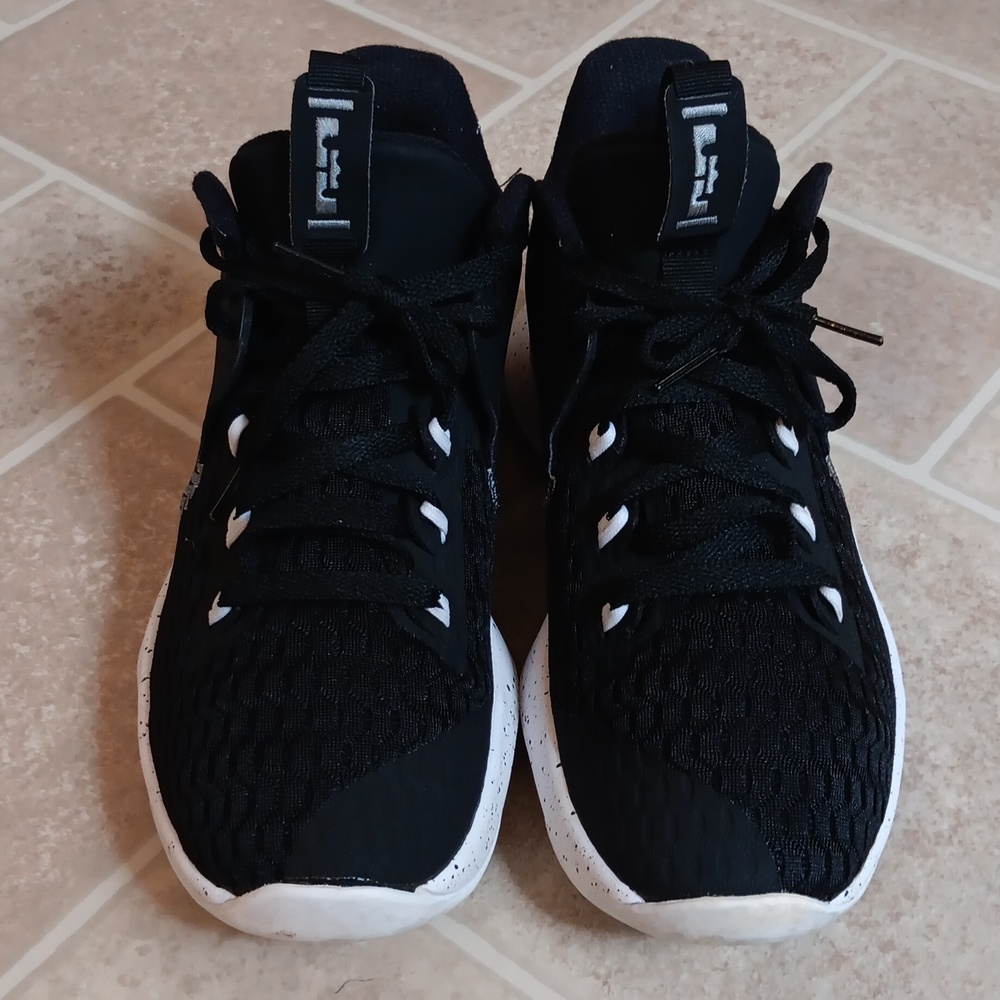 Nike lebron james basketball shoes. Size 8.5 mens. Black/white/silver colors